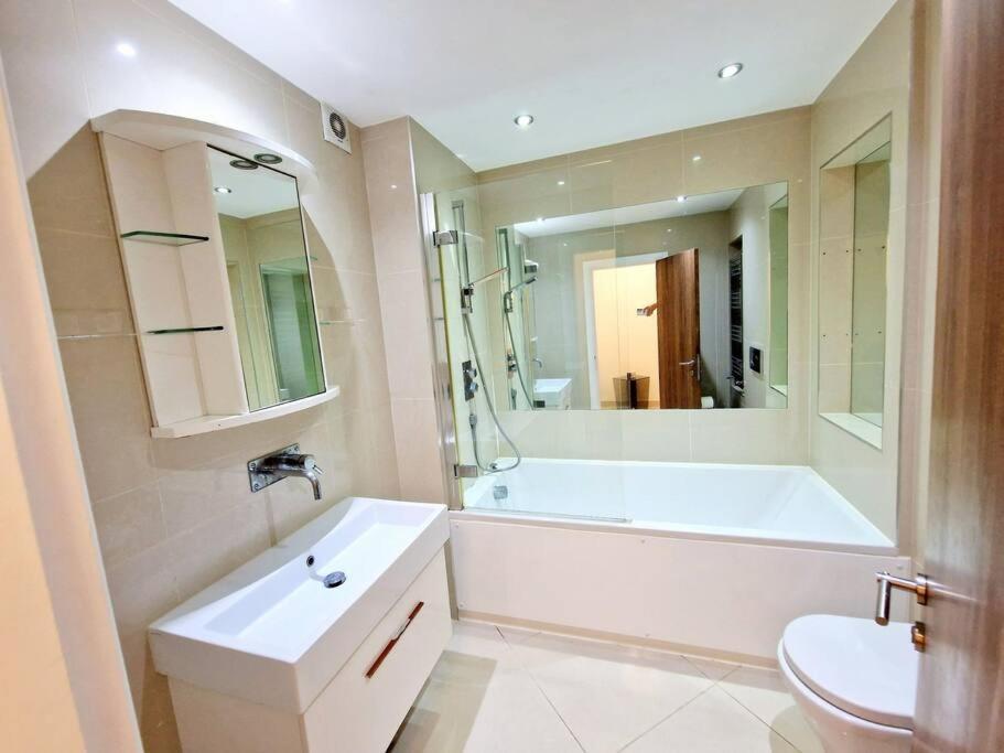 Modern Hyde Park Home With Private Entrance & Private Back Patio Near Bayswater & Paddington Stations ลอนดอน ภายนอก รูปภาพ